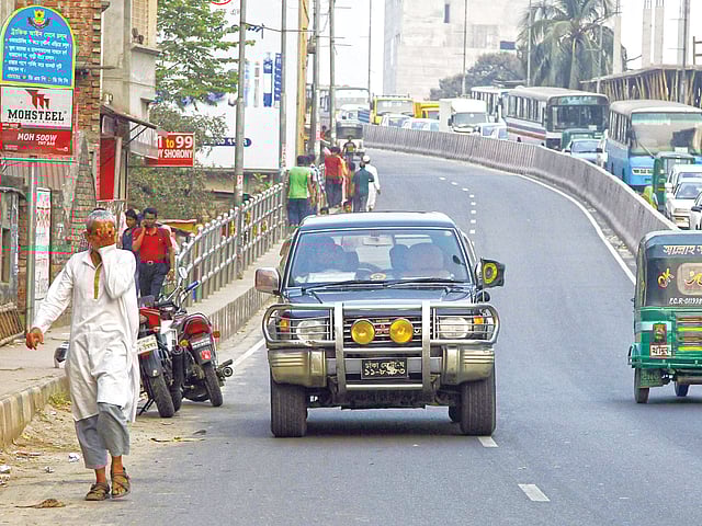 বিজয় সর​িণ–তেজগাঁও উড়ালপথটিতেও উল্টো পথে গাড়ি চলে l ছবি  তুলেছেন সাজিদ হোসেন ও সাইফুল ইসলাম