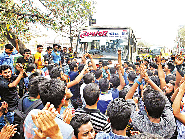 কাকলীতে উল্টো পথে চলা পুলিশের গাড়ির ধাক্কায় আশা বিশ্ববিদ্যালয়ের ছাত্র রিয়াজউদ্দিনের মৃত্যু হয়। এর প্রতিবাদে গতকাল প্রায় দুই ঘণ্টা শ্যামলীতে সড়ক অবরোধ করে বিক্ষোভ করেন বিশ্ববিদ্যালয়ের শিক্ষার্থীরাl ছবি  তুলেছেন সাজিদ হোসেন ও সাইফুল ইসলাম