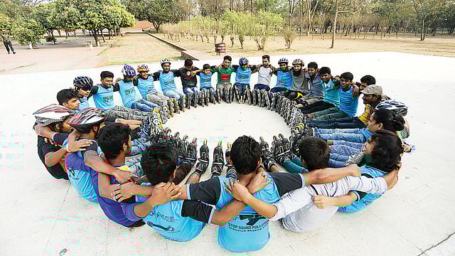 সকালবেলা অনুশীলন শুরুর আগে সার্চ স্কেটিং ক্লাবের সদস্যরা। ছবি: প্রথম আলো