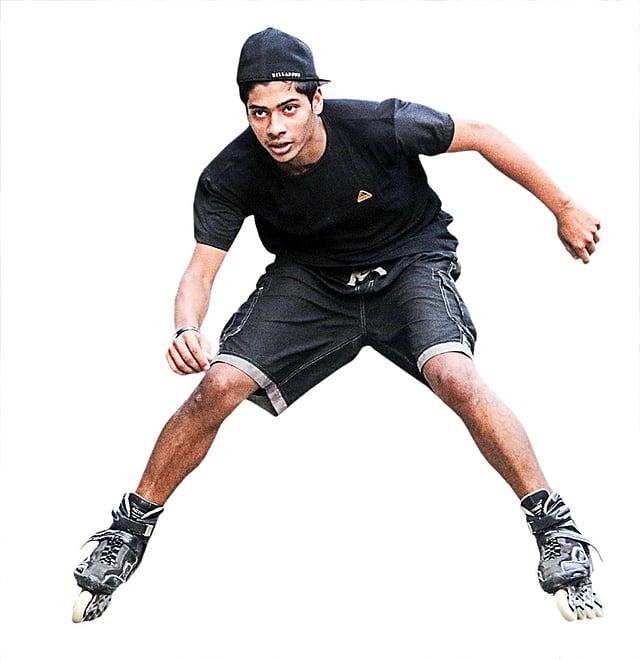 জুতার নিচে বিশেষ ধরনের চাকার সহায়তায় কসরত প্রদর্শনের একটি খেলার নাম রোলার স্কেটিং।  ছবি: প্রথম আলো