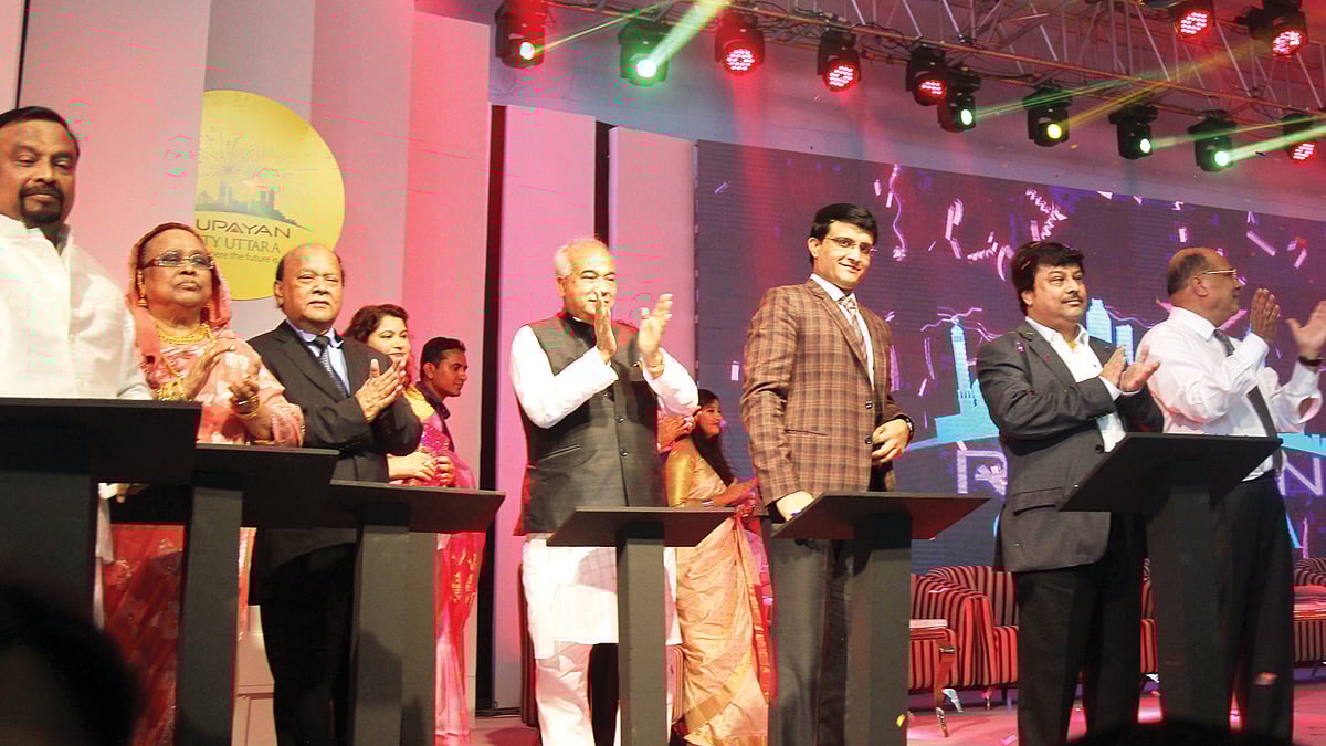 রাজধানীর উত্তরায় গতকাল ‘রূপায়ন সিটি উত্তরা’র উদ্বোধনী অনুষ্ঠানে অন্যান্যের মধে্য গৃহায়ণ ও গণপূর্তমন্ত্রী মোশাররফ হোসেন এবং রূপায়নের ব্র্যান্ড অ্যাম্বাসেডর সৌরভ গাঙ্গুলী l ছবি: প্রথম আলো