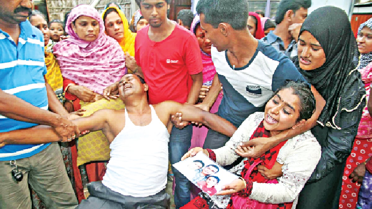 স্ত্রী রেখা বেগমকে নিয়ে আবুল কালাম গিয়েছিলেন শ্বশুরবাড়ি। বাড়ি ফিরে দেখতে হলো দুই সন্তানের নিথর দেহ। কুমিল্লা শহরের রসুলপুর এলাকায় গতকাল দুই সন্তানকে হারিয়ে বাবা-মায়ের আহাজারি l প্রথম আলো