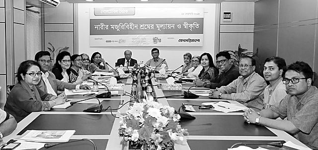 প্রথম আলোর কার্যালয়ে গতকাল ‘নারীর মজুরিবিহীন শ্রমের মূল্যায়ন ও স্বীকৃতি’ শীর্ষক গোলটেবিল বৈঠকে আলোচকেরা l ছবি: প্রথম আলো
