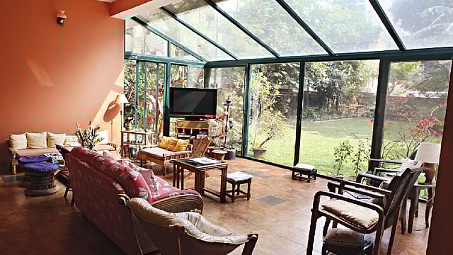 ঘরে তাজা ফুল সাজানো থাকলে মিলবে প্রশান্তি। ছবি: নকশা