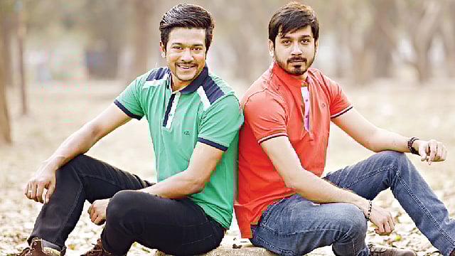 নতুনত্ব আনতে গলায় ও কাঁধে যোগ করা হচ্ছে বাড়তি নকশা