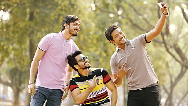 গরমের চলতি ফ্যাশনে তরুণেরা বেছে নিচ্ছেন হালকা ও গাঢ় রঙের পোলো শার্ট। মডেল: আসাদ, সুমন ও জিহাদ, ছবি: সুমন ইউসুফ