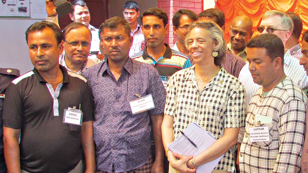 সাতক্ষীরা সদরের ভালুকা চাঁদপুর এলাকায় গতকাল দুপুরে দুগ্ধ শীতলীকরণ কেন্দ্র পরিদর্শন করেন বাংলাদেশে নিযুক্ত যুক্তরাষ্ট্রের রাষ্ট্রদূত মার্শা বার্নিকাট l ছবি: প্রথম আলো