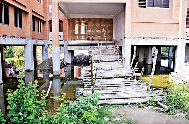 ভবন নির্মাণ শেষ। কিন্তু মাটি ভরাটের কাজ শেষ না হওয়ায় বরিশাল বিশ্ববিদ্যালয়ের ছাত্রাবাসে উঠতে পারছেন না শিক্ষার্থীরা। ছবিটি গত সোমবার তোলা l প্রথম আলো