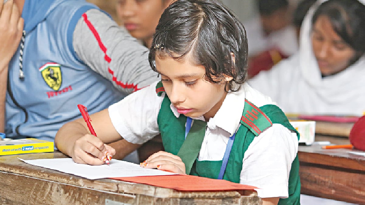 টাঙ্গাইল: চলছে পরীক্ষা