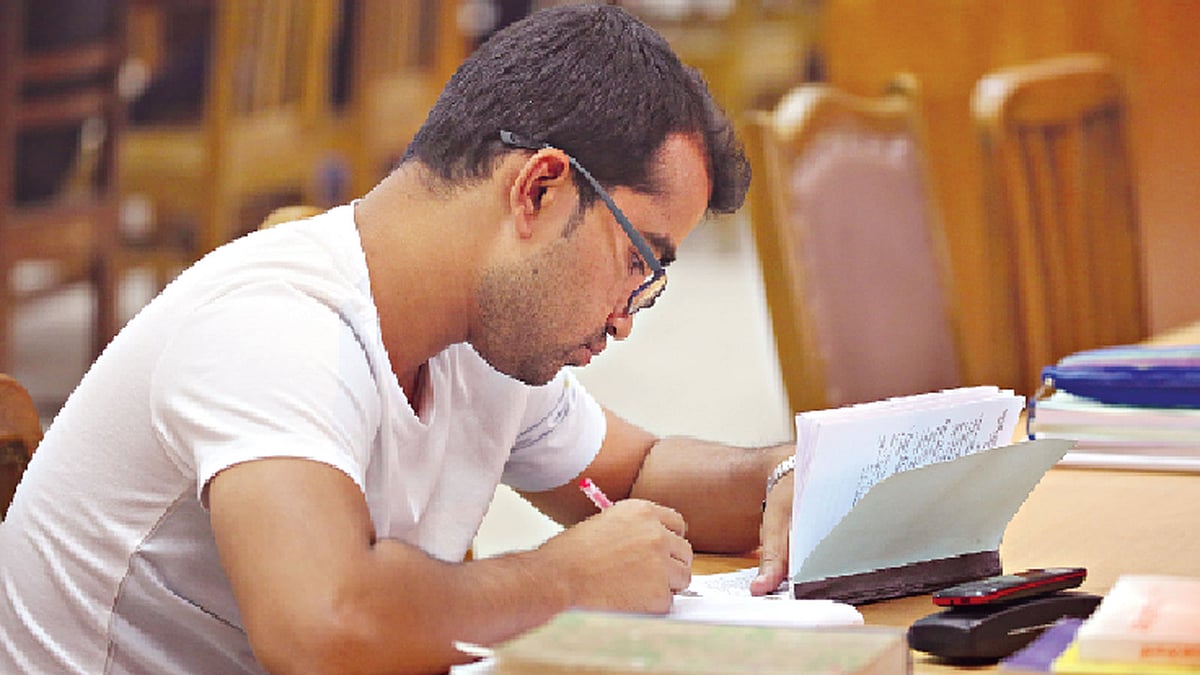 কড়া নাড়ছে ৩৭তম বিসিএস। তাই প্রস্তুতি নিন এখন থেকেই। রাজধানীর গণগ্রন্থাগার থেকে ছবি তুলেছেন জাহিদুল করিম