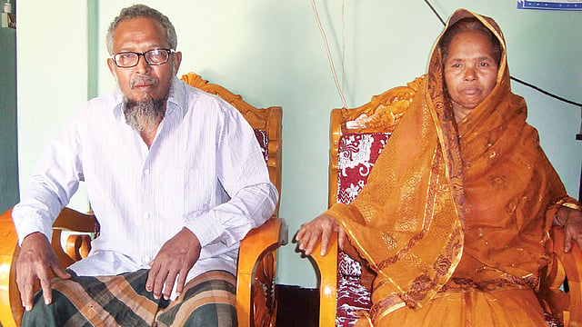 ক্রিকেটার আল আমিনের বাবা শাহ আলম ও মা মনোয়ারা খাতুন
