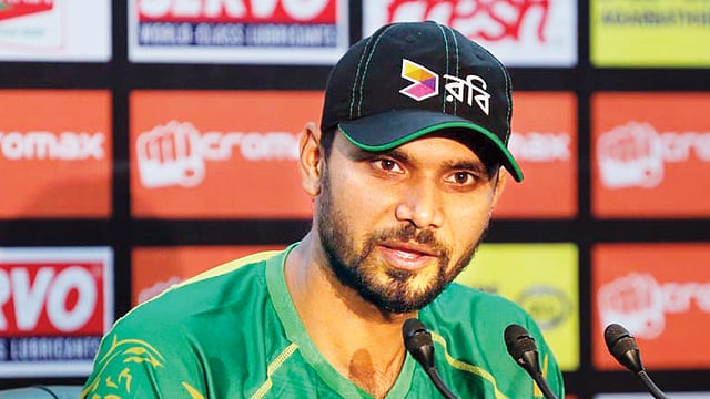 সংবাদ সম্মেলনে বক্তব্য দিচ্ছেন মাশরাফি বিন মুর্তজা