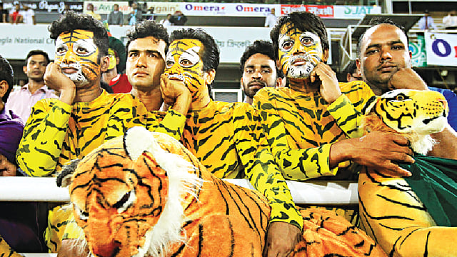 ম্যাচের শুরুতে চনমনে ‘ব্যাঘ্র–সমর্থকেরা’ ম্যাচ শেষে ডুবে গেলেন বিষাদে। আরও একবার কাছে এসেও অনেক দূরে সরে গেল শিরোপা! কাল মিরপুর শেরেবাংলা স্টেডিয়ামে l ছবি: প্রথম আলো