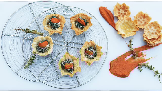 ফিলো স্পেনোকোপিটা টার্টস উইথ টমেটো চাটনি