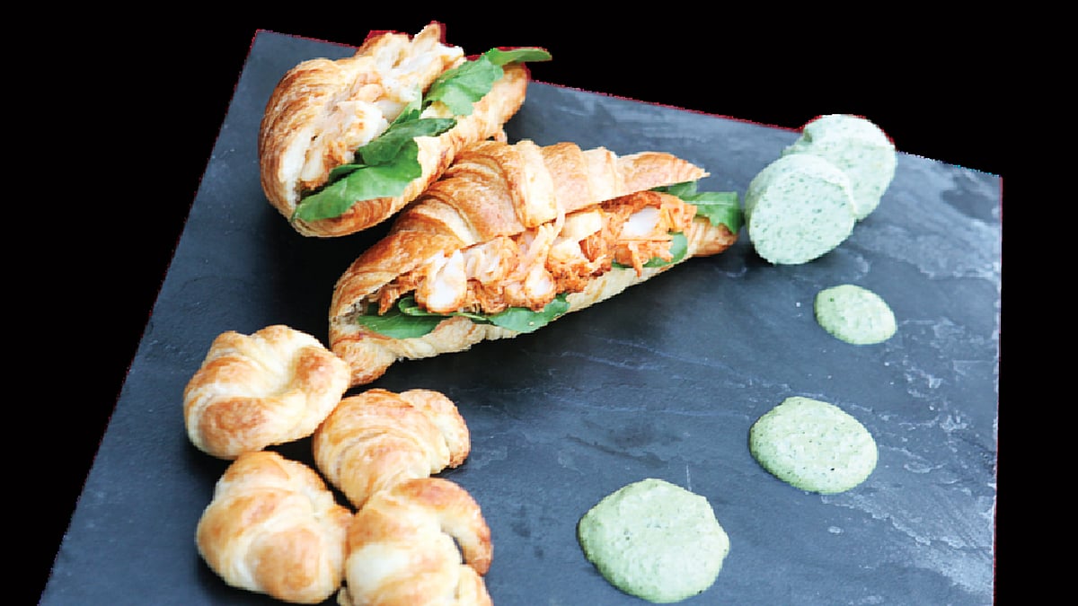 মিনি ক্রসাঁ উইথ লবস্টার, রকেট অ্যান্ড কারি লিফ বাটার