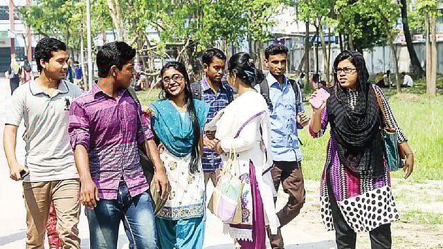 রেডিওতলায় আড্ডা জমে শিক্ষার্থীদের