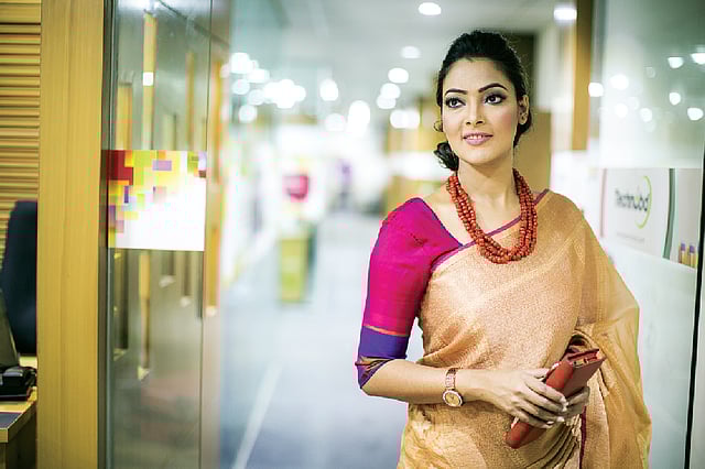 এমন শাড়ি বেছে নিন, অফিস এবং দাওয়াত মানিয়ে যায় দুই জায়গাতেই। শাড়ি: অন্য মেলা