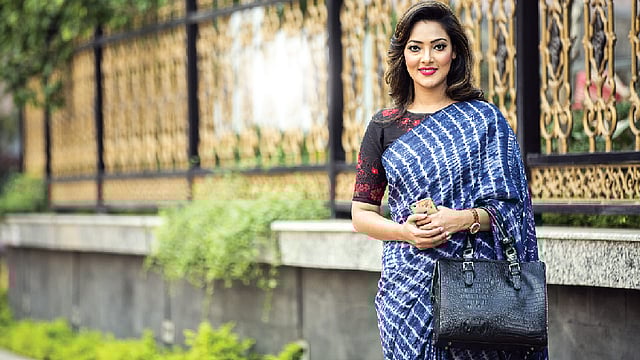 সারা দিনের কাজের পর দাওয়াত। পোশাক ও সাজের পরিবর্তনটা করে নিতে পারেন অফিসেই। আগের দিন প্রস্তুতি নিয়ে রাখলে অফিস শেষে দ্রুত নিজেকে সাজিয়ে তোলা সম্ভব। মডেল: সামিয়া আফরিন, শাড়ি: অরণ্য