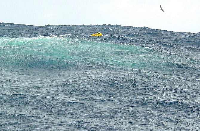 আটলান্টিক মহাসমুদ্রে উদ্ধার অভিযানে একটি লাইফ র‍্যাফট।