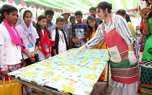 জয়পুরহাট চারুকলা উৎসবে ছবি আঁকছেন চিত্রশিল্পী ও অভিনেতা বিপাশা হায়াত। ছবিটি আজ বুধবার জয়পুরহাট শহরের তেঘর উচ্চ বিদ্যালয় থেকে তোলা। ছবি: সোয়েল রানা