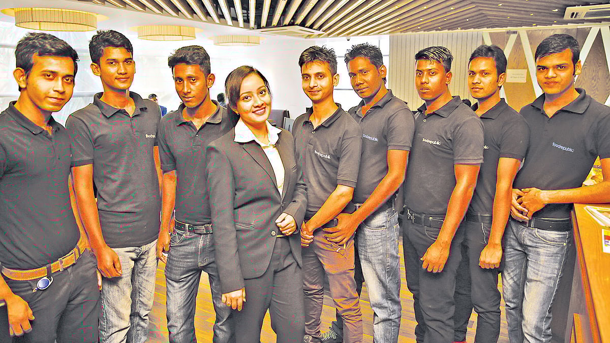 অনেক শিক্ষার্থীই খাবারের দোকানে খণ্ডকালীন চাকরি করছেন। ধানমন্ডির ফুড রিপাবলিক থেকে ছবি তুলেছেন জাহিদুল করিম