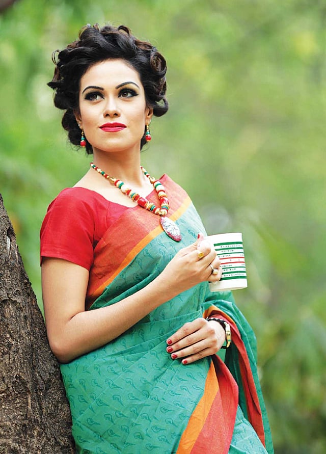 লাল–সবুজের অনুষঙ্গ ও গয়না। মডেল: চৈতী, শাড়ি: দেশাল, গয়না: আইডিয়াস, মগ: বিশ্বরঙ, সাজ: কিউবেলা, ছবি: কবির হোসেন