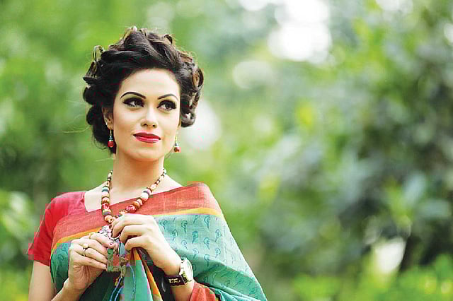 লাল–সবুজের অনুষঙ্গ ও গয়না। মডেল: চৈতী, শাড়ি: দেশাল, গয়না: আইডিয়াস, মগ: বিশ্বরঙ, সাজ: কিউবেলা, ছবি: কবির হোসেন