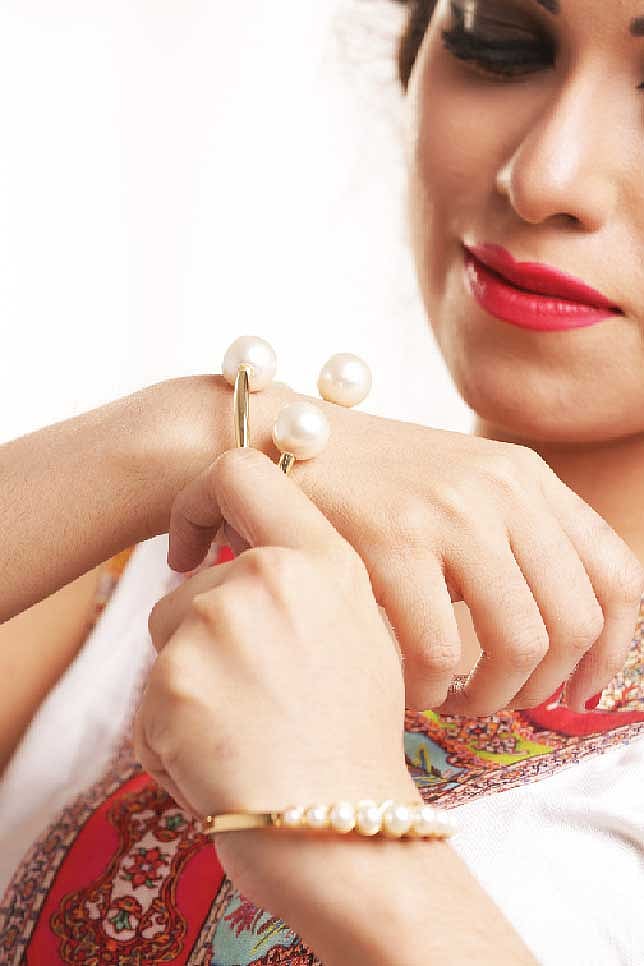 মুক্তা বসানো ব্রেসলেট। ছবি: নকশা, কৃতজ্ঞতা: রঙ বাংলাদেশ