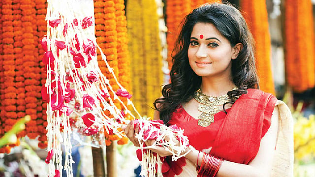 টিপ মানানসই সব সময়। মডেল: সূচনা, ছবি: নকশা