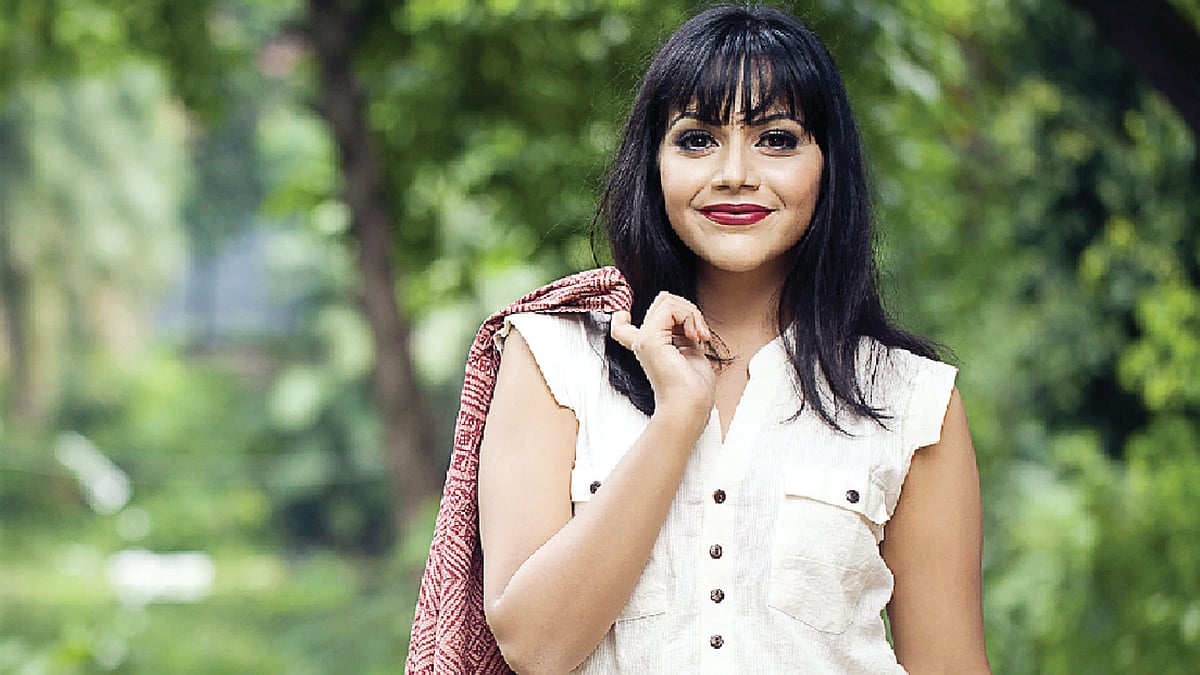 ওজন নিয়ন্ত্রণে রাখতে পারলে গাল ফোলা ভাবটা কমানো সম্ভব। মডেল: সামিয়া, ছবি: অধুনা