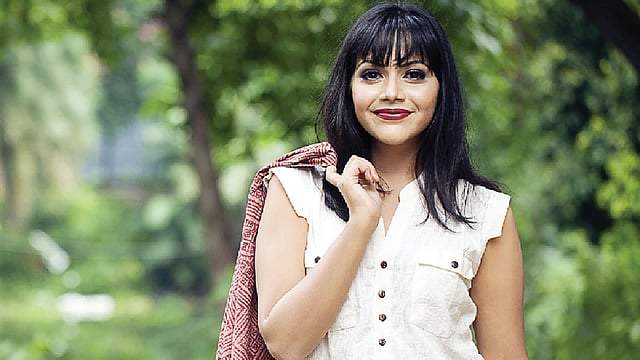 ওজন নিয়ন্ত্রণে রাখতে পারলে গাল ফোলা ভাবটা কমানো সম্ভব। মডেল: সামিয়া, ছবি: অধুনা