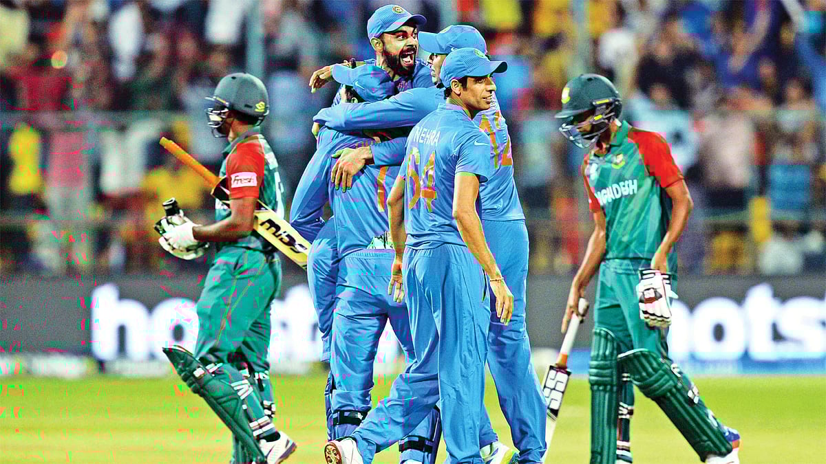 শেষ ৩ বলের নাটকে প্রায় হাতছাড়া হয়ে যাওয়া জয় উঠল হাতের মুঠোয়, উল্লসিত তাই ভারতীয় দল। তাদের উল্লাসের পাশে আড়াল হয়ে গেলেন বাংলাদেশের দুই ব্যাটসম্যান। কাল বেঙ্গালুরুতে l এএফপি