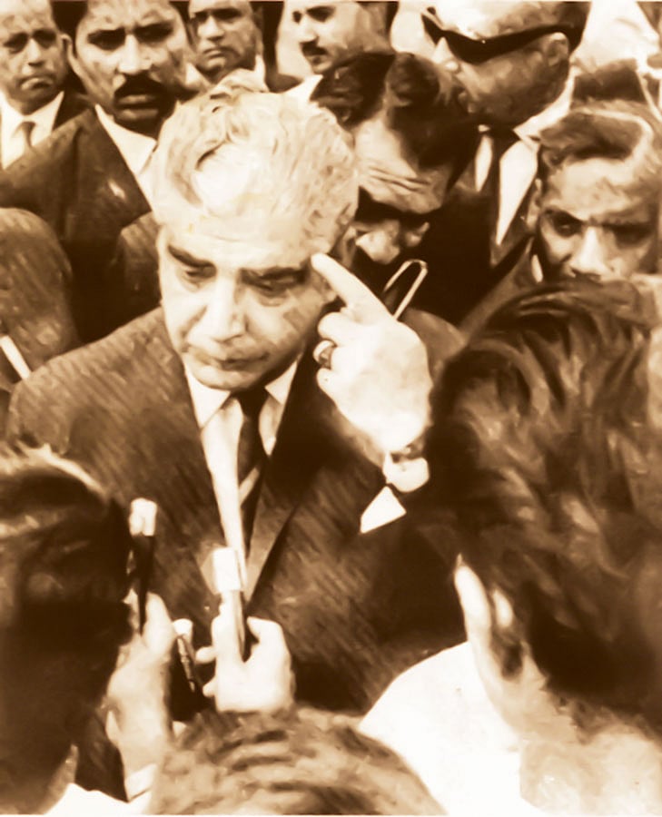 মার্চ ১৯৭১: ঢাকা বিমানবন্দরে নেমে ইয়াহিয়া খান বললেন, ‘মেরা দেমাগ মে তো কুছ নেহি আতা’। ছবি: রশীদ তালুকদার