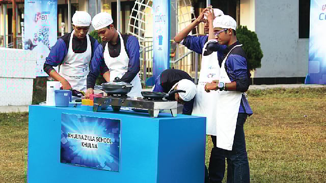 ক্যাম্পে ইন্টারনেটের সাহায্য নিয়ে শিক্ষার্থীদের রান্নাও করতে হয়েছে!