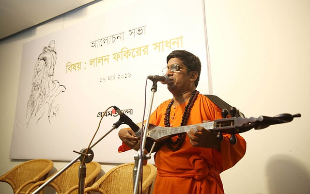 ‘লালন ফকিরের সাধনা’ শীর্ষক আলোচনা সভায় লালনের গান পরিবেশন করছেন কুষ্টিয়ার বাউল আবদুর রহমান। ছবি: জাহিদুল করিম