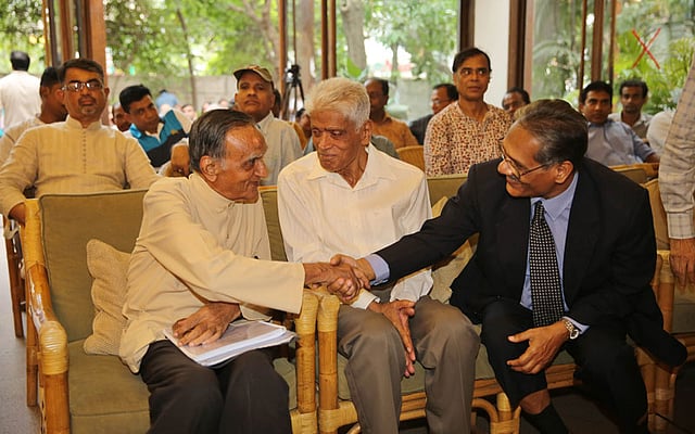 অতিথিদের সঙ্গে কুশল বিনিময় করছেন অধ্যাপক মুচকুন্দ দুবে। ছবি: জাহিদুল করিম