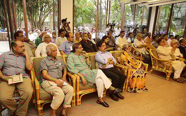 রাজধানীর ধানমন্ডি ২৭-এ বেঙ্গল শিল্পালয়ে ‘লালন ফকিরের সাধনা’ শীর্ষক আলোচনা সভায় অতিথিদের একাংশ। ছবি: জাহিদুল করিম