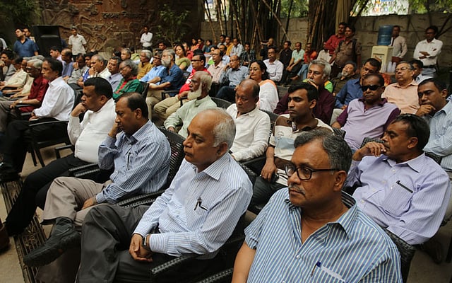 রাজধানীর ধানমন্ডি ২৭-এ বেঙ্গল শিল্পালয়ে ‘লালন ফকিরের সাধনা’ শীর্ষক আলোচনা সভায় লালনপ্রেমী লেখক, পাঠক ও অতিথিদের অতিথিদের একাংশ। ছবি: জাহিদুল করিম