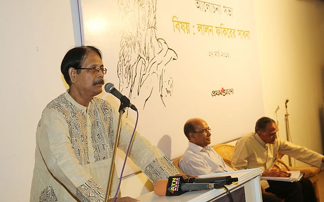‘লালন ফকিরের সাধনা’ শীর্ষক আলোচনা সভায় লালন গবেষক অধ্যাপক আবুল আহসান চৌধুরী বক্তব্য রাখছেন। রাজধানীর ধানমন্ডি ২৭-এ বেঙ্গল শিল্পালয়ে আজ এ আলোচনা সভার আয়োজন করে প্রথম আলো। ছবি: জাহিদুল করিম