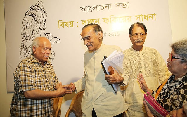 আলোচনা সভা শেষে কুশল বিনিময় করছেন অধ্যাপক মুচকুন্দ দুবে। ছবি: জাহিদুল করিম