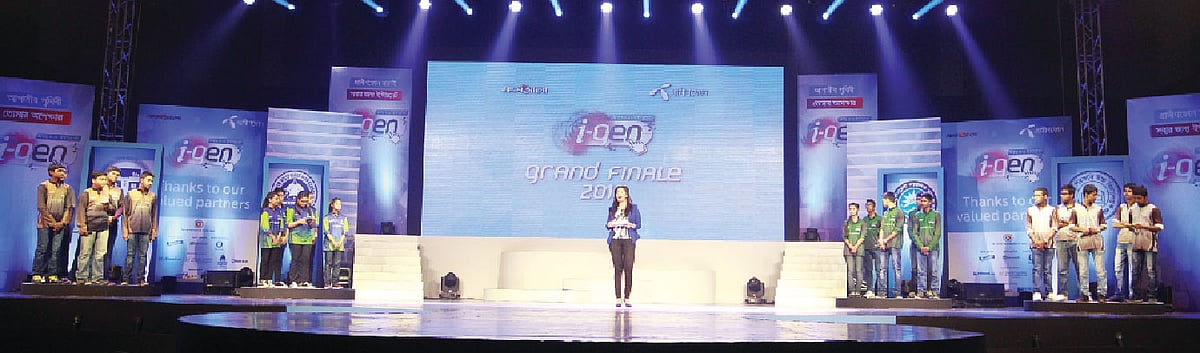 ছয় মাস ধরে প্রতিযোগিতার নানা ধাপ পেরিয়ে চারটি স্কুলের প্রতিযোগীরা এসে দাঁড়িয়েছিল এই মঞ্চে। অনুষ্ঠান সঞ্চালনার দায়িত্বে ছিলেন মারিয়া নূর। ছবি: সাজিদ হোসেন