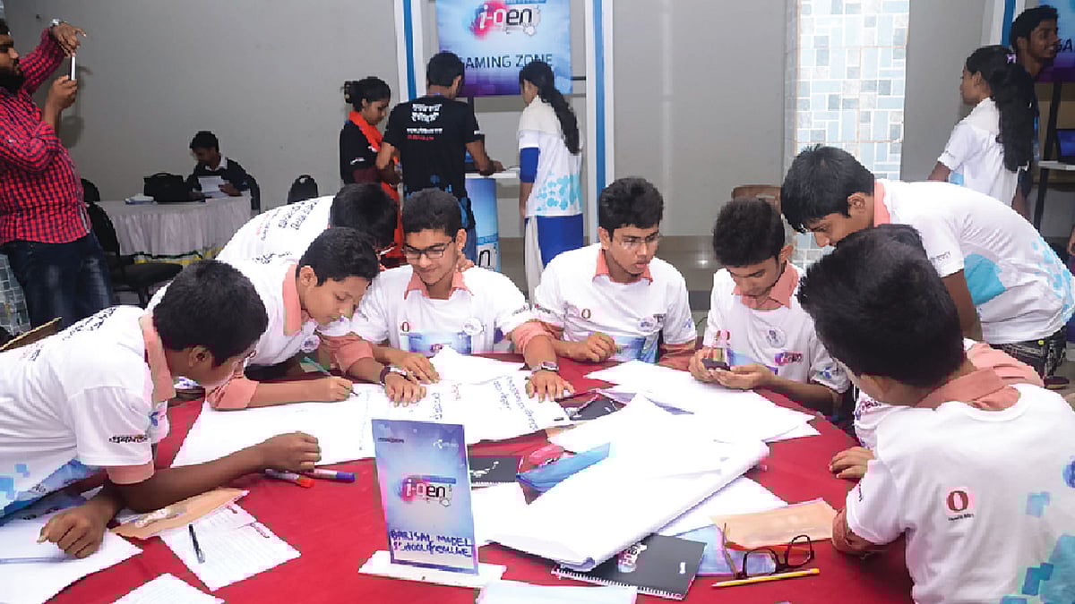 জেলা পর্যায়ে প্রতি ধাপে ছিল নিত্যনতুন চ্যালেঞ্জ, আর সেসব মোকাবিলা করতে হয়েছে ইন্টারনেটের সাহায্য নিয়ে