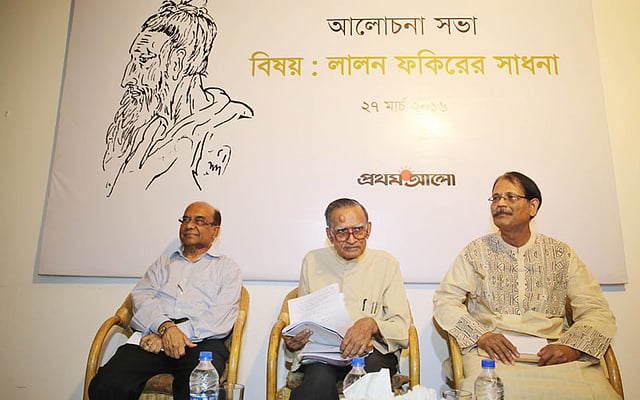 ‘লালন ফকিরের সাধনা’ শীর্ষক আলোচনা সভায় বাংলা একাডেমির মহাপরিচালক শামসুজ্জামান খান (বাঁয়ে), অধ্যাপক মুচকুন্দ দুবে (মাঝে) ও লালন গবেষক আবুল আহসান চৌধুরী (ডানে)। আজ রাজধানীর ধানমন্ডি ২৭-এ বেঙ্গল শিল্পালয়ে এ আলোচনা সভার আয়োজন করে প্রথম আলো। ছবি: জাহিদুল করিম