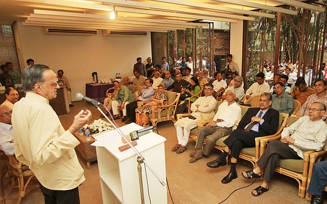 ‘লালন ফকিরের সাধনা’ শীর্ষক আলোচনা সভায় বক্তব্য রাখছেন অধ্যাপক মুচকুন্দ দুবে। রাজধানীর ধানমন্ডি ২৭-এ বেঙ্গল শিল্পালয়ে আজ এ আলোচনা সভার আয়োজন করে প্রথম আলো। ছবি: জাহিদুল করিম