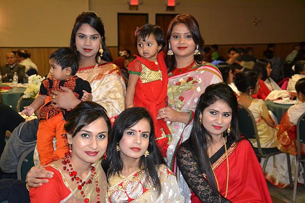 উৎ​সবে রং বেরঙের পোশাক পরা প্রবাসীরা