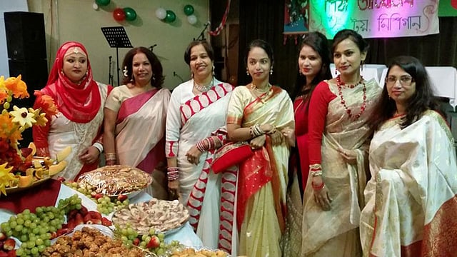 উৎ​সবে রং বেরঙের পোশাক পরা প্রবাসীরা