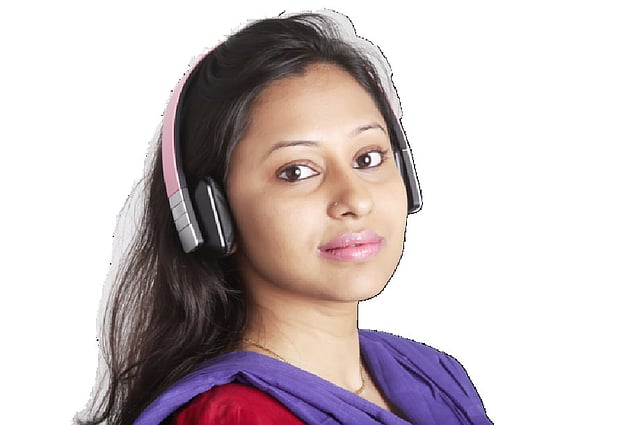 গান শোনা আর ফ্যাশন দুটোই হয় তারহীন হেডফোনে।  মডেল: চৈতি কৃতজ্ঞতা: এক্সেল টেকনোলজিস ও নিক্কন টেলিকম