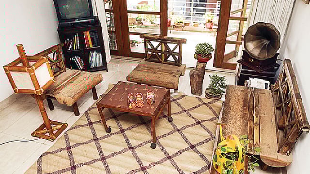 গরমে আরামের পাশাপাশি ঘরের সাজেও ভিন্নতা দেবে শীতলপাটি। ছবি: নকশা