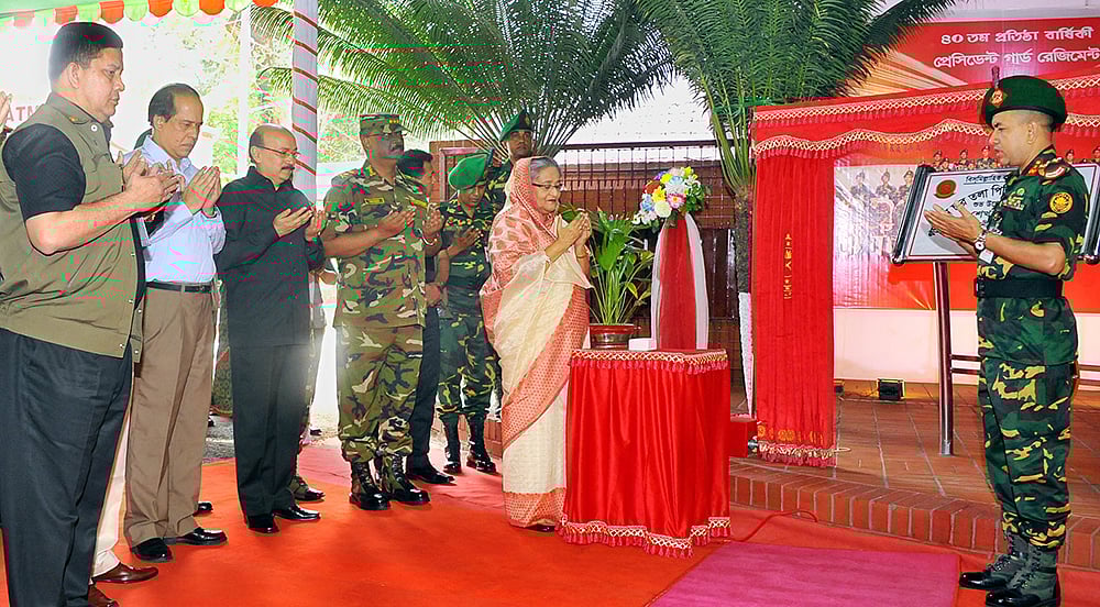 প্রধানমন্ত্রী শেখ হাসিনা গণভবন কমপ্লেক্স থেকে ফলক উন্মোচনের মাধ্যমে নবনির্মিত ব্যারাক ভবনের আনুষ্ঠানিক উদ্বোধন করেন। ছবি: ফোকাস বাংলা