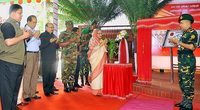 প্রধানমন্ত্রী শেখ হাসিনা গণভবন কমপ্লেক্স থেকে ফলক উন্মোচনের মাধ্যমে নবনির্মিত ব্যারাক ভবনের আনুষ্ঠানিক উদ্বোধন করেন। ছবি: ফোকাস বাংলা